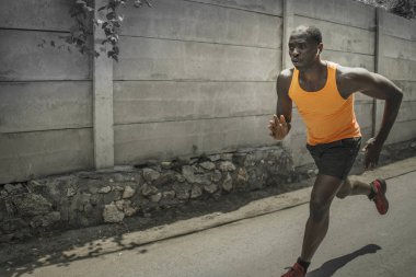 kentsel koşucu egzersiz . Genç çekici ve atletik siyah afro Amerikan adam asfalt yol eğitim sert spor ve sağlıklı yaşam tarzı koşu açık havada çalışan