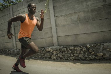 kentsel koşucu egzersiz . Genç çekici ve atletik siyah afro Amerikan adam asfalt yol eğitim sert spor ve sağlıklı yaşam tarzı koşu açık havada çalışan