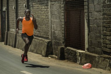 kentsel koşucu egzersiz . Genç çekici ve atletik siyah afro Amerikan adam asfalt yol eğitim sert spor ve sağlıklı yaşam tarzı koşu açık havada çalışan