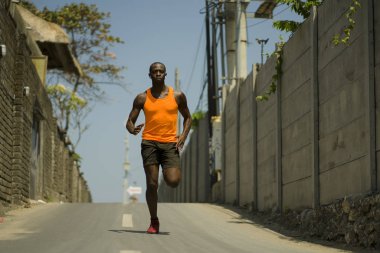 kentsel koşucu egzersiz . Genç çekici ve atletik siyah afro Amerikan adam asfalt yol eğitim sert spor ve sağlıklı yaşam tarzı koşu açık havada çalışan
