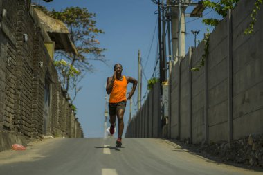 kentsel koşucu egzersiz . Genç çekici ve atletik siyah Afro-Amerikan adam asfalt yol eğitim sert spor ve sağlıklı yaşam tarzı koşu açık havada çalışan