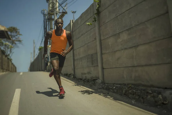 Urban Runner Workout. junge attraktive und athletische schwarze afroamerikanische Mann läuft im Freien auf Asphalt Straße Training hartes Joggen in Sport und gesunden Lebensstil — Stockfoto