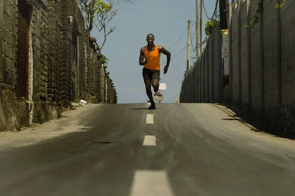 Urban Runner Workout. junge attraktive und athletische schwarze afroamerikanische Mann läuft im Freien auf Asphalt Straße Training hartes Joggen in Sport und gesunden Lebensstil — Stockfoto