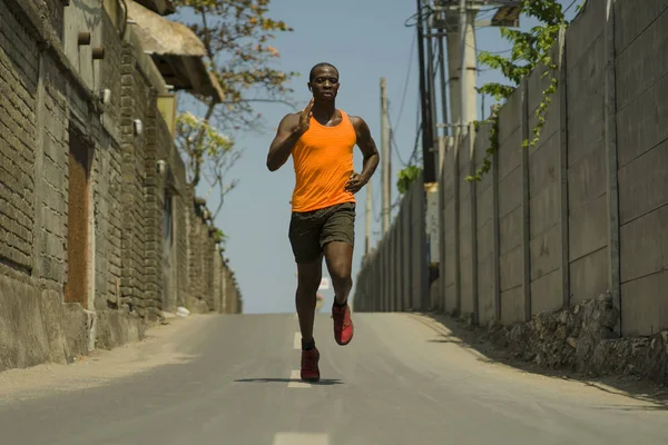 Urban Runner Workout. junge attraktive und athletische schwarze afroamerikanische Mann läuft im Freien auf Asphalt Straße Training hartes Joggen in Sport und gesunden Lebensstil — Stockfoto