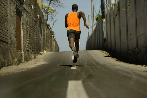 Rückenansicht des athletischen schwarzafrikanisch-amerikanischen Profisportlers beim Lauftraining im Freien auf Asphaltstraße beim Jogging-Training in gesundem Lebensstil — Stockfoto