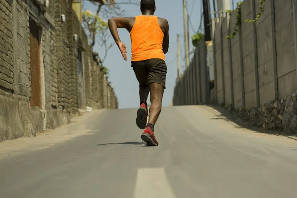 Rückenansicht des athletischen schwarzen afroamerikanischen Profisportlers beim Lauftraining im Freien auf Asphaltstraße beim Jogging-Training in gesundem Lebensstil — Stockfoto