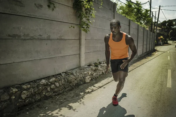 Urban Runner Workout. junge attraktive und athletische schwarzafrikanisch-amerikanische Mann läuft im Freien auf Asphalt Straße Training hartes Joggen in Sport und gesunden Lebensstil — Stockfoto