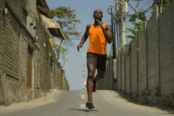 Urban Runner Workout. junge attraktive und athletische schwarzafrikanisch-amerikanische Mann läuft im Freien auf Asphalt Straße Training hartes Joggen in Sport und gesunden Lebensstil — Stockfoto
