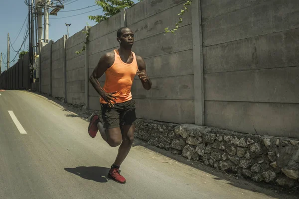 Urban Runner Workout. junge attraktive und athletische schwarze afroamerikanische Mann läuft im Freien auf Asphalt Straße Training hartes Joggen in Sport und gesunden Lebensstil — Stockfoto