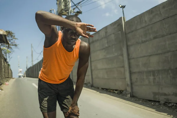 Deporte estilo de vida retrato de cansado y agotado negro rudo buscando hombre afroamericano respiración refrescante después de duro funcionamiento entrenamiento en sacrificio de aptitud — Foto de Stock