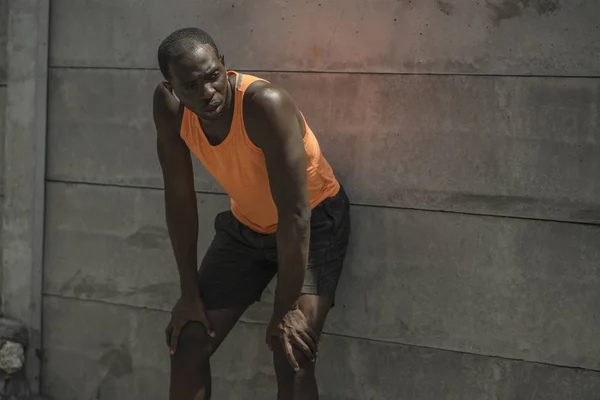 Sport-Lifestyle-Porträt eines müde und erschöpft aussehenden schwarzen Badass afrikanisch-amerikanischer Mann atmet Abkühlung nach hartem Lauftraining in Fitness-Opfer — Stockfoto