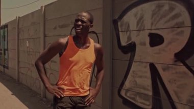 genç atletik yorgun ve yorgun siyah afro Amerikan profesyonel koşucu adam sert kentsel çalışan egzersiz spor kurban kavramı soğutma aşağı eğilerek sonra nefes nefese
