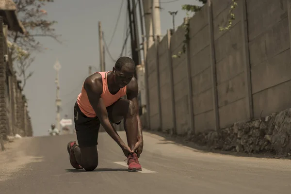 Junger athletischer und fitter schwarzafrikanisch-amerikanischer Läufer mit Schmerzen im Knöchel, nachdem er medizinische Probleme mit einer Sehnen- oder Bänderverletzung während des städtischen Lauftrainings hatte — Stockfoto