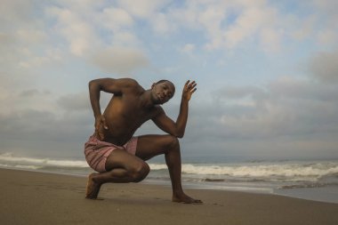 çağdaş dans koreograf ve dansçı bale plaj egzersiz yapıyor. dramatik performans dans genç bir çekici ve atletik siyah Afrikalı-Amerikalı adam 