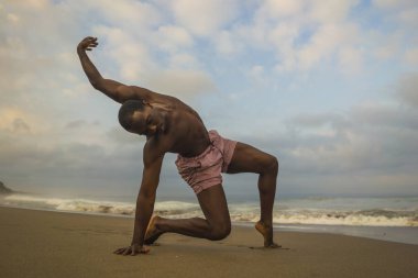 çağdaş dans koreograf ve dansçı bale plaj egzersiz yapıyor. dramatik performans dans genç bir çekici ve atletik siyah Afrikalı-Amerikalı adam 