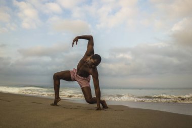 çağdaş dans koreograf ve dansçı bale plaj egzersiz yapıyor. dramatik performans dans genç bir çekici ve atletik siyah Afrikalı-Amerikalı adam 