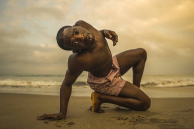 çağdaş dans koreograf ve dansçı bale plaj egzersiz yapıyor. dramatik performans dans genç bir çekici ve atletik siyah Afrikalı-Amerikalı adam 