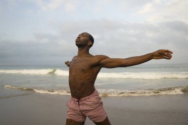 çağdaş dans koreograf ve dansçı bale plaj egzersiz yapıyor. dramatik performans dans genç bir çekici ve atletik siyah Afrikalı-Amerikalı adam 