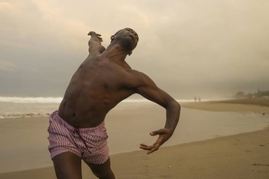 çağdaş dans koreograf ve dansçı bale plaj egzersiz yapıyor. dramatik performans dans genç bir çekici ve atletik siyah Afrikalı-Amerikalı adam 