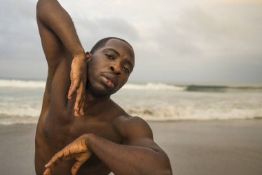 çağdaş dans koreograf ve dansçı bale plaj egzersiz yapıyor. dramatik performans dans genç bir çekici ve atletik siyah Afrikalı-Amerikalı adam 