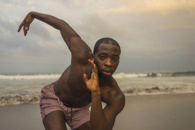 çağdaş dans koreograf ve dansçı bale plaj egzersiz yapıyor. dramatik performans dans genç bir çekici ve atletik siyah Afrikalı-Amerikalı adam 