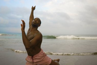 dramatik çağdaş dans koreograf bale plaj egzersiz yapıyor, genç çekici ve atletik afro siyah Amerikan adam gün doğumunda dans 