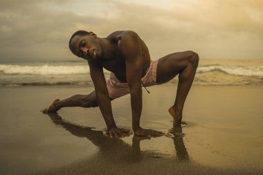 dramatik çağdaş dans koreograf bale plaj egzersiz yapıyor, genç çekici ve atletik afro siyah Amerikan adam gün doğumunda dans 
