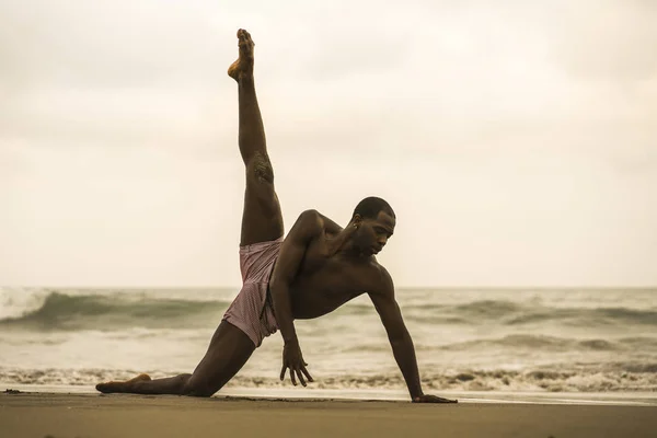 Coreógrafa de danza contemporánea y bailarina haciendo ejercicios de ballet playa. un joven atractivo y atlético negro afroamericano bailando en una actuación dramática — Foto de Stock