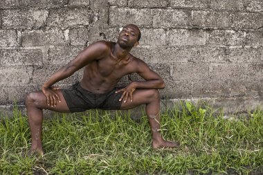 genç çekici çağdaş bale dansçısı ve koreograf, siyah bir Afrikalı-Amerikalı adam dans ve tropikal pirinç alanı arka plan üzerinde poz