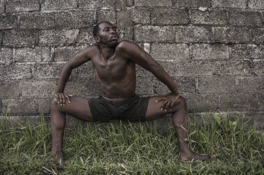 genç çekici çağdaş bale dansçısı ve koreograf, siyah bir afro Amerikan adam dans ve tropikal pirinç alan arka plan üzerinde poz