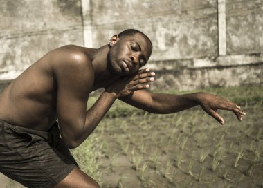 genç çekici çağdaş bale dansçısı ve koreograf, siyah bir Afrikalı-Amerikalı adam dans ve tropikal pirinç alanı arka plan üzerinde poz