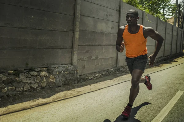 Läufer Lebensstil Porträt junger attraktiver und fitter schwarzafrikanisch-amerikanischer Profisportler mit athletischem Körper läuft auf der Straße der Stadt hart unter harten Druck — Stockfoto