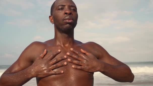 Bailarina Ballet Contemporánea Actuando Playa Gimbal Disparo Joven Atractivo Atlético — Vídeo de stock