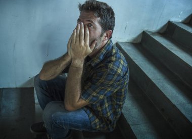 genç depresif ve üzgün adam karanlık sokak merdiveni depresyon sorunu ve anksiyete krizi umutsuz ağlayan acı açık havada oturan dramatik yaşam tarzı portresi