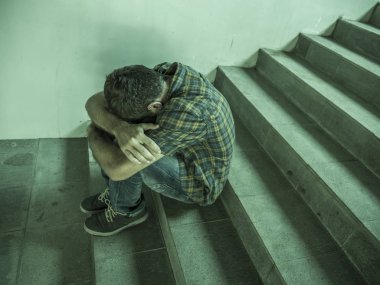 genç depresif ve üzgün adam karanlık sokak merdiveni depresyon sorunu ve anksiyete krizi umutsuz ağlayan acı açık havada oturan dramatik yaşam tarzı portresi