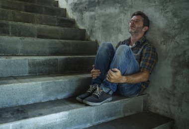 genç depresif ve üzgün adam karanlık sokak merdiveni depresyon sorunu ve anksiyete krizi umutsuz ağlayan acı açık havada oturan dramatik yaşam tarzı portresi