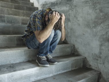 genç depresif ve üzgün adam karanlık sokak merdiveni depresyon sorunu ve anksiyete krizi umutsuz ağlayan acı açık havada oturan dramatik yaşam tarzı portresi