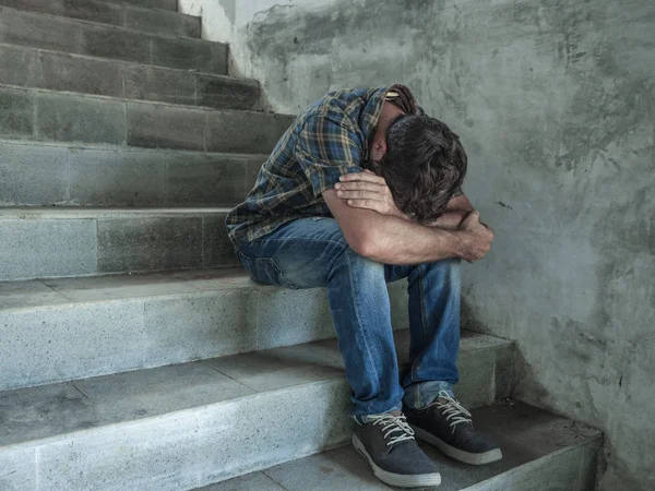 Dramático estilo de vida retrato de hombre joven deprimido y triste sentado al aire libre en la escalera de la calle oscura sufriendo depresión problema y crisis de ansiedad llorando desesperado — Foto de Stock