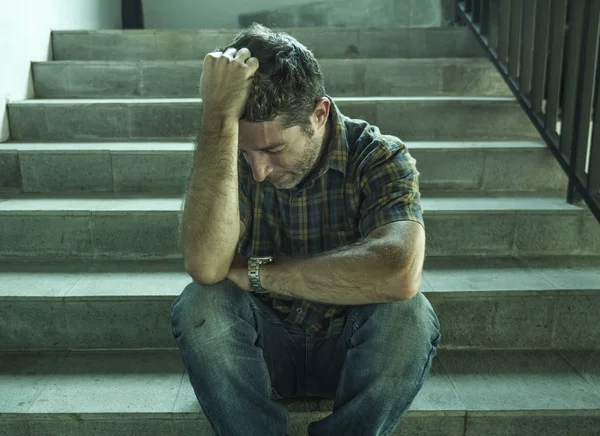 Dramático estilo de vida retrato de hombre joven deprimido y triste sentado al aire libre en la escalera de la calle oscura sufriendo depresión problema y crisis de ansiedad llorando desesperado — Foto de Stock