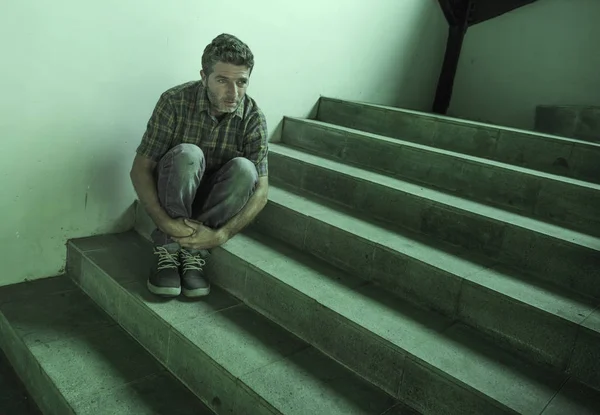 Dramático estilo de vida retrato de hombre joven deprimido y triste sentado al aire libre en la escalera de la calle oscura sufriendo depresión problema y crisis de ansiedad llorando desesperado — Foto de Stock