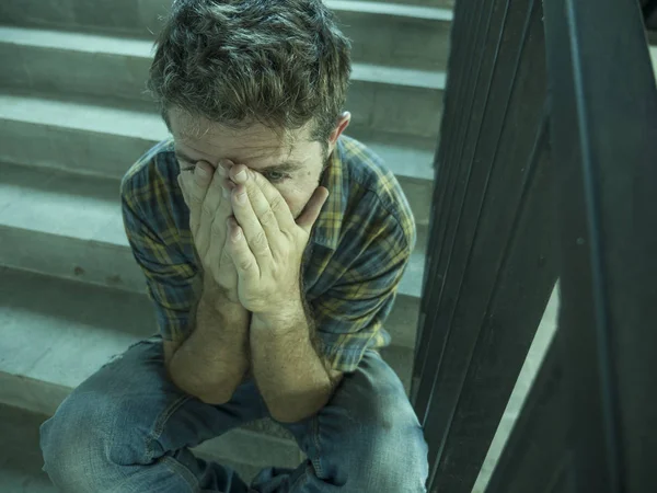 Dramático estilo de vida retrato de jovem deprimido e triste homem sentado ao ar livre na escadaria de rua escura sofrendo problema de depressão e crise de ansiedade chorando desesperado — Fotografia de Stock