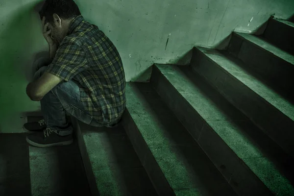 Dramático estilo de vida retrato de jovem deprimido e triste homem sentado ao ar livre na escadaria de rua escura sofrendo problema de depressão e crise de ansiedade chorando desesperado — Fotografia de Stock