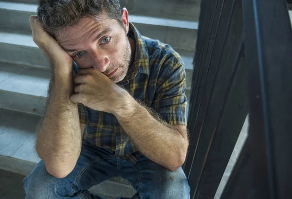 Dramático estilo de vida retrato de jovem deprimido e triste homem sentado ao ar livre na escadaria de rua escura sofrendo problema de depressão e crise de ansiedade chorando desesperado — Fotografia de Stock