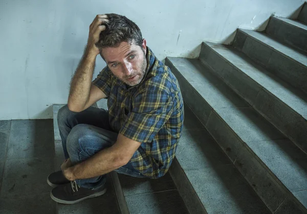Dramático estilo de vida retrato de hombre joven deprimido y triste sentado al aire libre en la escalera de la calle oscura sufriendo depresión problema y crisis de ansiedad llorando desesperado — Foto de Stock