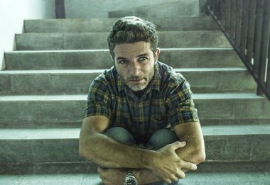 umutsuz adam karanlık grunge sokak köşe merdivenüzerinde açık havada oturan ruh sağlığı kavramı nda hasta acı depresyon sorunu ve anksiyete krizi hissi