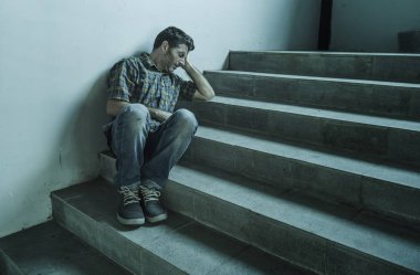 umutsuz adam karanlık grunge sokak köşe merdivenüzerinde açık havada oturan ruh sağlığı kavramı nda hasta acı depresyon sorunu ve anksiyete krizi hissi