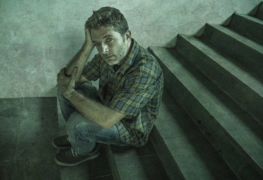 umutsuz adam karanlık grunge sokak köşe merdivenüzerinde açık havada oturan ruh sağlığı kavramı nda hasta acı depresyon sorunu ve anksiyete krizi hissi