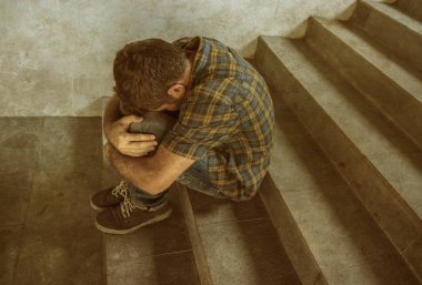 umutsuz adam karanlık grunge sokak köşe merdivenüzerinde açık havada oturan ruh sağlığı kavramı nda hasta acı depresyon sorunu ve anksiyete krizi hissi