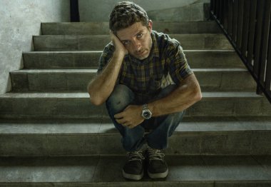 umutsuz adam karanlık grunge sokak köşe merdivenüzerinde açık havada oturan ruh sağlığı kavramı nda hasta acı depresyon sorunu ve anksiyete krizi hissi