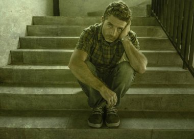 umutsuz adam karanlık grunge sokak köşe merdivenüzerinde açık havada oturan ruh sağlığı kavramı nda hasta acı depresyon sorunu ve anksiyete krizi hissi